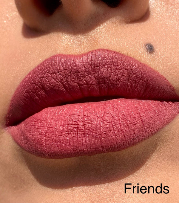 INDESTRUCTIBLE LIPSTICK Friends ¡Tonos nude!